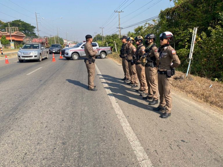 วันนี้( 25 ก.พ.2568 ) เวลา 10.00-12.00 น. สายตรวจจราจร ,สายตรวจรถยนต์ ,สายตรวจรถจักรยานยนต์ ตั้งจุดตรวจ จุดสกัด ตามมาตรการป้องกันปราบปรามอาชญากรรม การลักลอบเคลื่อนย้ายยาเสพติด สิ่งผิดกฎหมาย