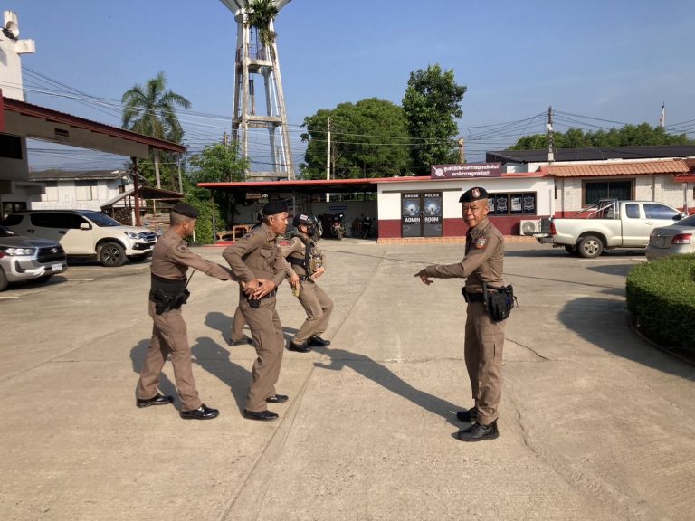 วันนี้ (8 ม.ค. 2568) เวลา 08.00 น. ร.ต.อ.เรวัตร ยอดมา รองสวป.ฯ(ร้อยเวร 20) เรียกแถวสายตรวจ แสดงความเคารพธงชาติ สวดมนต์ไหว้พระ