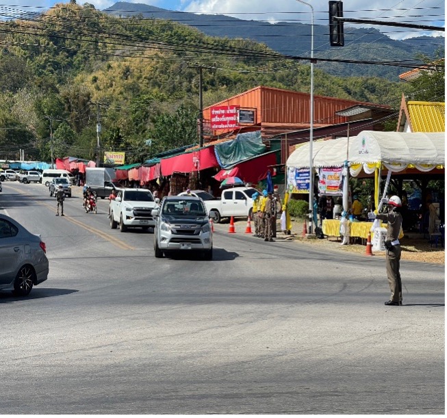 เมื่อวันที่ 1 ม.ค.68 เจ้าหน้าที่ตำรวจจราจรได้มีการอำนวยความสะดวกด้านการจราจร และดูแลความปลอดภัยของประชาชน