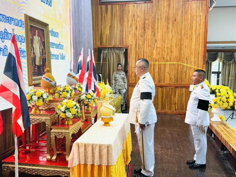 จัดพิธีทำบุญตักบาตร และวางพานพุ่มดอกไม้ ถวายพระราชกุศล เนื่องในวันคล้ายวันพระบรมราชสมภพ รัชกาลที่ ๙ วันชาติ และวันพ่อแห่งชาติ
