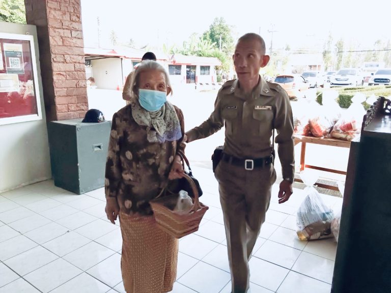 วันนี้ (7 ม.ค. 2569) ร.ต.ท.คณพล สายแก้วดี รอง สว.(ป.)สภ.หล่มเก่า ข้าราชการตำรวจของสถานีตำรวจภูธรหล่มเก่า ได้อำนวยความสะดวกแก่ประชาชนที่มาติดต่อราชการ